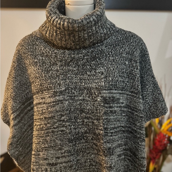 Steve Madden NWT Women's Sweater Pancho Cape O/S Black Gray Turtleneck - Picture 5 of 6